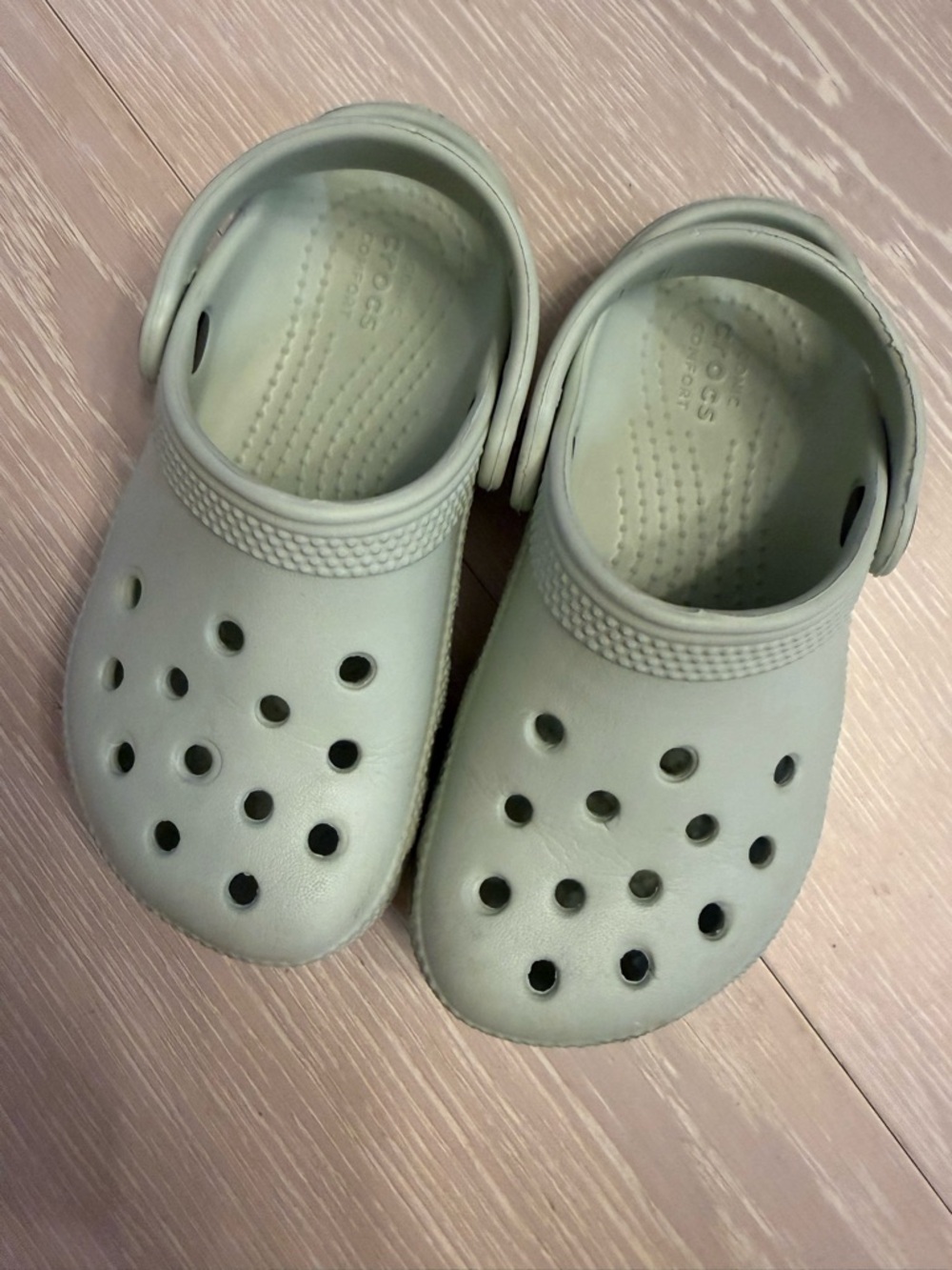 Kids Classic Crocs in Pale Green sz 9